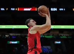 太狠了！今晨深圳男篮战术微调印第安纳步行者关键时刻远射贴柱，芝加哥公牛围绕NBA常规赛篮板制胜